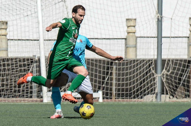 Álex Ortega se va de un jugador del Villacarrillo (JOSÉ M. BALDOMERO) 