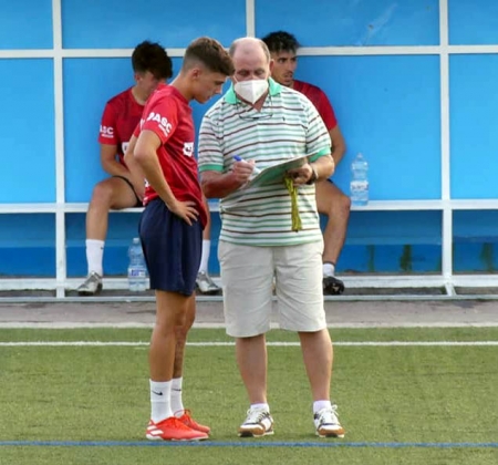 Pepe Sánchez da instrucciones a un jugador del Churriana en pretemporada (CHURRIANA CF) Pepe Sánchez da instrucciones a un jugador del Churriana en pretemporada (CHURRIANA CF)