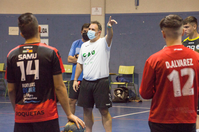 Dani Aguilar da instrucciones durante un entrenamiento (BM MARACENA) 