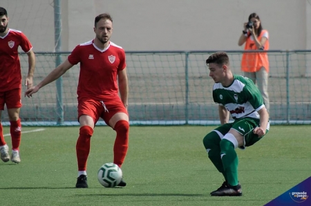Antonio Molina intenta irse de un jugador del Celtic (JOSÉ M. BALDOMERO) 