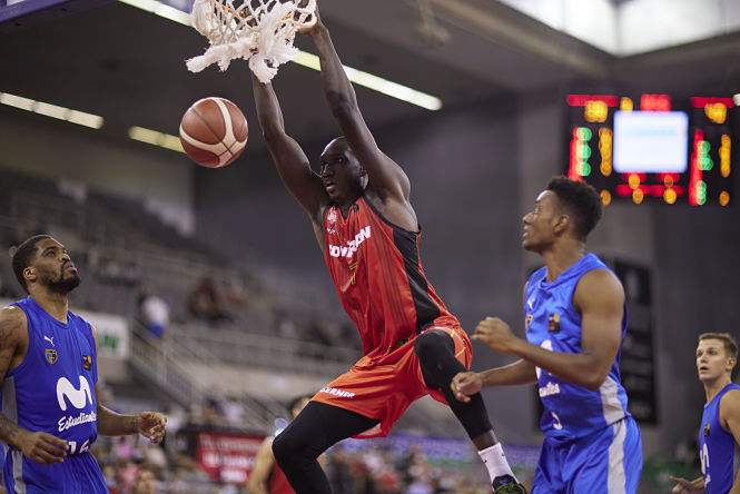Petit Niang se cuelga del aro (FERMÍN RODRÍGUEZ / FUNDACIÓN CB GRANADA) 
