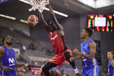 Petit Niang se cuelga del aro (FERMÍN RODRÍGUEZ / FUNDACIÓN CB GRANADA) Petit Niang se cuelga del aro (FERMÍN RODRÍGUEZ / FUNDACIÓN CB GRANADA)