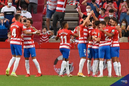 El Granada espera hoy celebrar su primera victoria de la temporada ante el Celta (JOSÉ M. BALDOMERO) El Granada espera hoy celebrar su primera victoria de la temporada ante el Celta (JOSÉ M. BALDOMERO)
