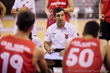 Pablo Pin da instrucciones durante un tiempo muerto (FERMÍN RODRÍGUEZ / FUNDACIÓN CB GRANADA) Pablo Pin da instrucciones durante un tiempo muerto (FERMÍN RODRÍGUEZ / FUNDACIÓN CB GRANADA)