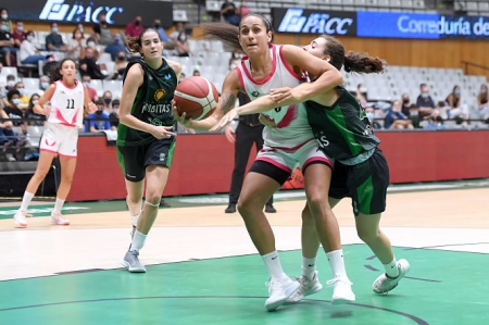 Las nazaríes perdieron el partido en el último cuarto (DAVID GRAU / JOVENTUT DE BADALONA) 