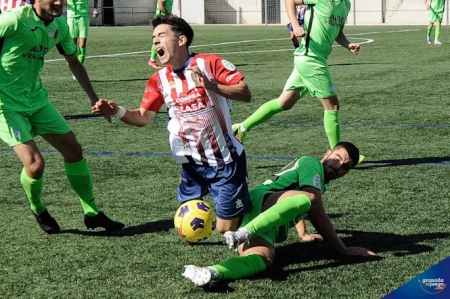 Dura entrada a un jugador del Arenas (JOSÉ M. BALDOMERO) 