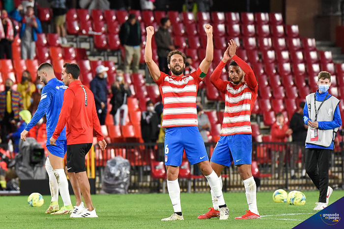 Granada explotó de alegría con la primera victoria de su equipo en liga (JOSÉ M. BALDOMERO)
