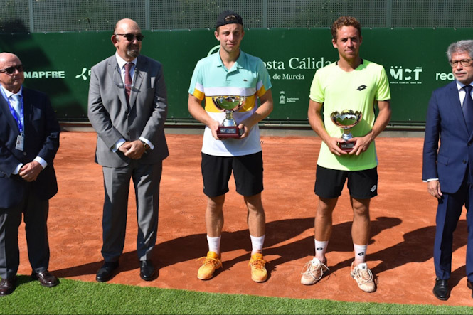Roberto Carballés con la copa de subcampeón (ATP CHALLENGER COSTA CÁLIDA REGIÓN DE MURCIA)