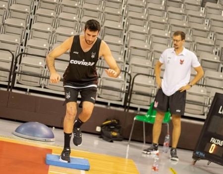 Sergio Sánchez `Pinzas` dirige el entrenamiento de Joan Pardina (FUNDACIÓN CB GRANADA) Sergio Sánchez `Pinzas` dirige el entrenamiento de Joan Pardina (FUNDACIÓN CB GRANADA)