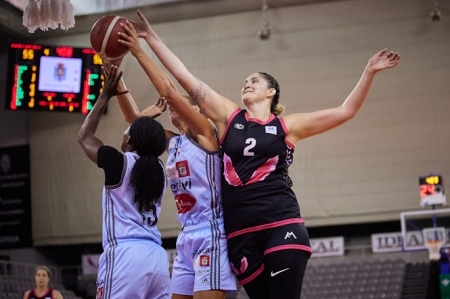 Shanon Coffee intenta taponar el lanzamiento de una rival (RACA) 