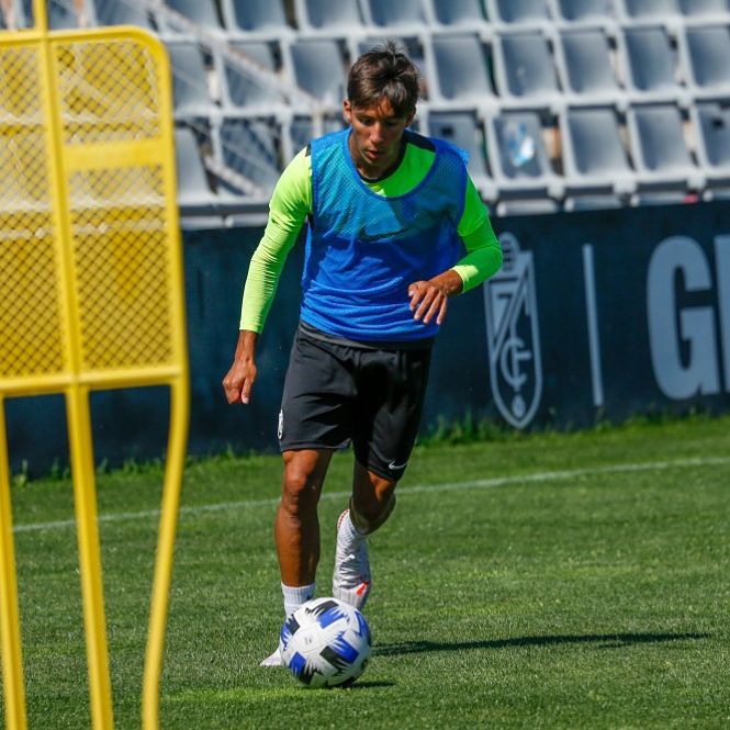 Mario González durante un entrenamiento con el Recreativo (GRANADA CF) 