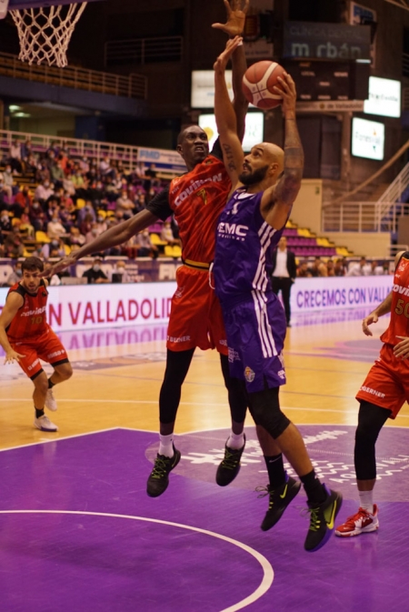 Petit Niang intenta taponar el lanzamiento de un contrario (RODRIGO DEL POZO / REAL VALLADOLID BALONCESTO) Petit Niang intenta taponar el lanzamiento de un contrario (RODRIGO DEL POZO / REAL VALLADOLID BALONCESTO)
