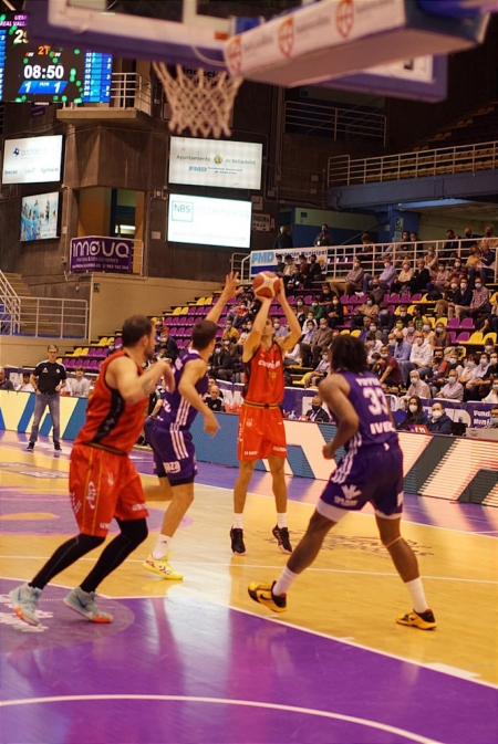 Pere Tomàs lanza de tres (RODRIGO DEL POZO / REAL VALLADOLID BALONCESTO) 