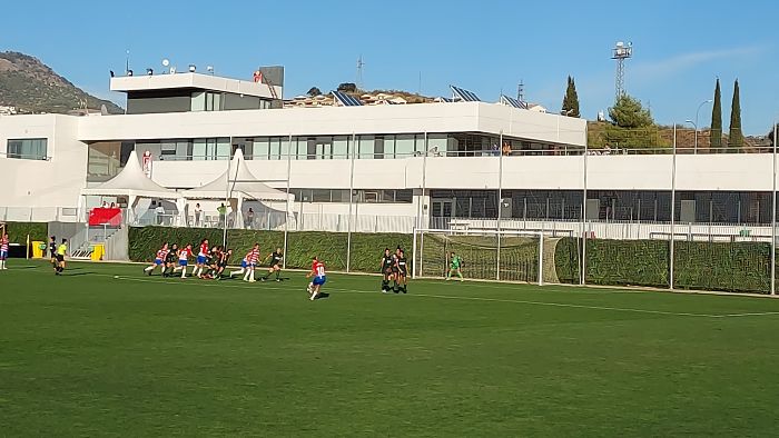 Momento en el que Raquel botó la falta que se estrelló contra el larguero en la segunda mitad (FRAN CALVO)