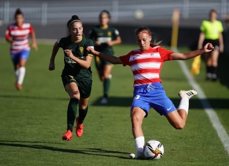Raquel, en un lance del derbi ante el Córdoba, fue la mejor de las rojiblancas (GCF FEMENINO) Raquel, en un lance del derbi ante el Córdoba, fue la mejor de las rojiblancas (GCF FEMENINO)