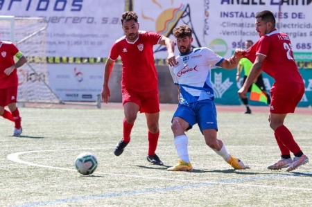 Un jugador del Loja pelea por el balón con dos jugadores del Cubillas (ENCARNI QUESADA) Un jugador del Loja pelea por el balón con dos jugadores del Cubillas (ENCARNI QUESADA)