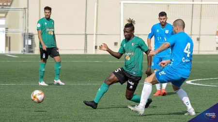Eric intenta irse de un jugador del Alhaurín de la Torre (JOSÉ M. BALDOMERO) Eric intenta irse de un jugador del Alhaurín de la Torre (JOSÉ M. BALDOMERO)