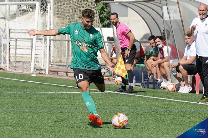 Javi Prieto durante un partido de esta temporada con el CD Huétor Vega (JOSÉ M. BALDOMERO) 