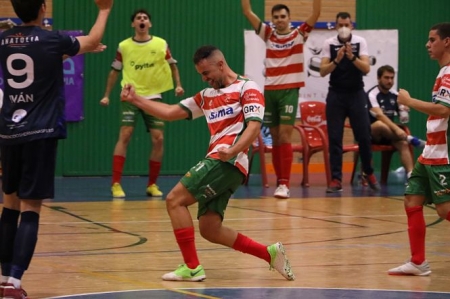 Un jugador nazarí celebra un gol (SIMA GRANADA) 