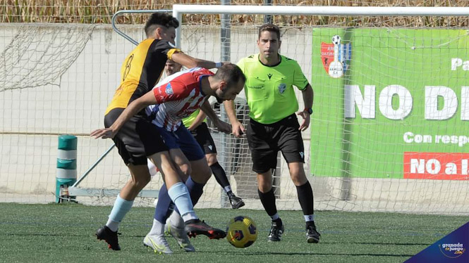 El partido entre Arenas y Berja fue muy intenso (JOSÉ M. BALDOMERO)