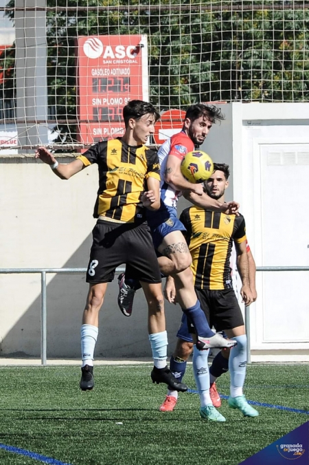 Un jugador del Arenas entre dos jugadores del Berja (JOSÉ M. BALDOMERO)