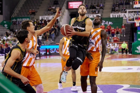 Christian Díaz penetra a canasta (FERMÍN RODRÍGUEZ/ FUNDACIÓN CB GRANADA)