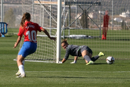 Momento en el que Raquel se topó con la madera en la ocasión rojiblanca más clara de la primera parte (JOSÉ VELASCO / GRJ)