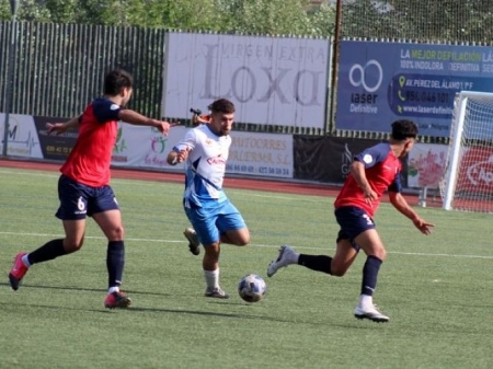 Una acción del partido disputado ante el Estepona el pasado año (MIGUEL JÁIMEZ) Una acción del partido disputado ante el Estepona el pasado año (MIGUEL JÁIMEZ)