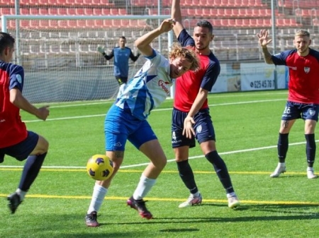 Andrés Macías disputa el balón con dos jugadores del Estepona (ENCARNI QUESADA) Andrés Macías disputa el balón con dos jugadores del Estepona (ENCARNI QUESADA)