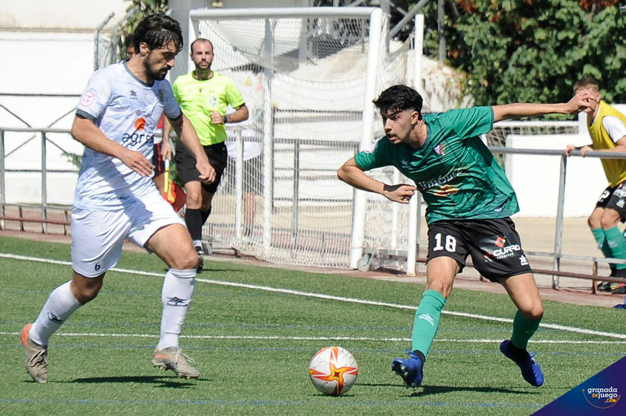 Ramiro, jugador del Huétor Tájar, en una acción del derbi en Huétor Vega (BALDOMERO)