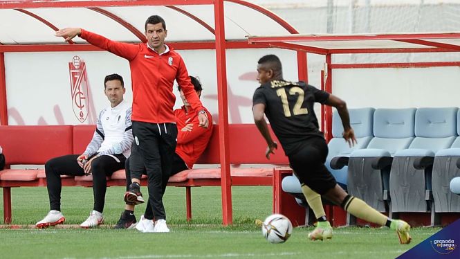 Rubén Torrecilla da instrucciones durante el partido con el Intercity (JOSÉ M. BALDOMERO) 