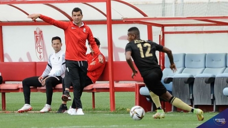 Rubén Torrecilla da instrucciones durante el partido con el Intercity (JOSÉ M. BALDOMERO) Rubén Torrecilla da instrucciones durante el partido con el Intercity (JOSÉ M. BALDOMERO)