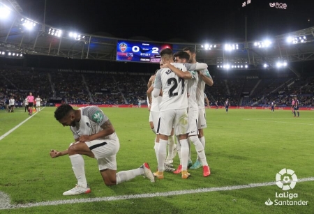 El Granada celebra el segundo gol en el `Ciutat de Valencia` (LALIGA) El Granada celebra el segundo gol en el `Ciutat de Valencia` (LALIGA)