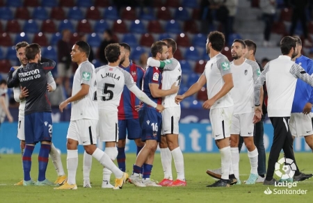 Imagen al término del partido, donde aparece Soldado saludando a sus ex compañeros (LALIGA)