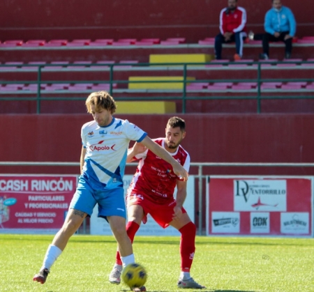 Andrés Macías protege el balón (ENCARNI QUESADA)