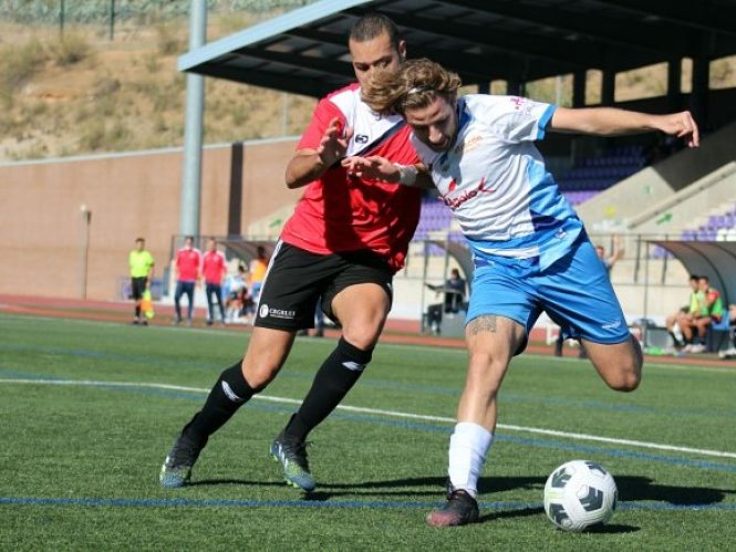 Andrés Macías trata de marcharse de un jugador almeriense (MIGUEL JAÍMEZ) 