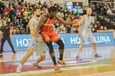 Thomas Bropleh contribuyó a la victoria con 20 puntos (JOSÉ VELASCO) 