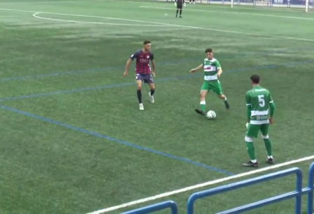 Xavi despeja el esférico (YOUTUBE JAEN EN JUEGO)