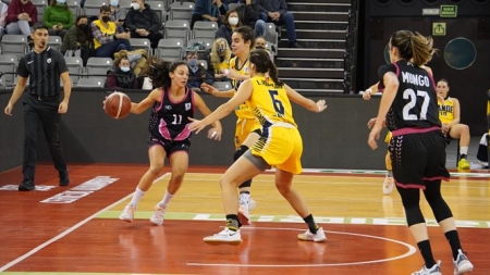 Marina Gea rodeada de dos jugadoras del conjunto madrileño (RACA) 