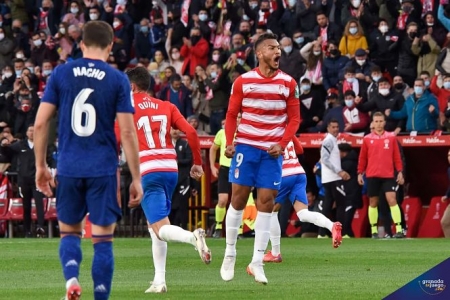 Luis Suárez fue el jugador más destacado del Granada CF (JOSÉ M. BALDOMERO) 