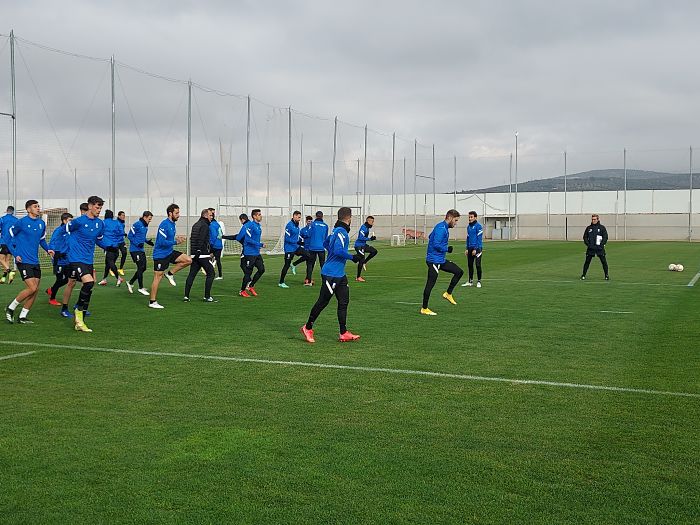 El Granada afronta un complicado y fundamental partido en `San Mamés`. En la imagen, su último entrenamiento antes de viajar a tierras vascas (FRAN CALVO)