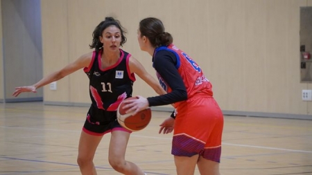 Marina Gea defiende a una jugadora del conjunto catalán (RACA) Marina Gea defiende a una jugadora del conjunto catalán (RACA)