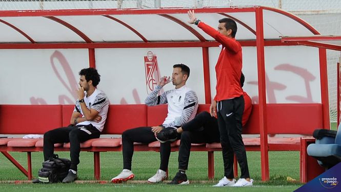 Rubén Torrecilla da instrucciones desde el banquillo (JOSÉ M. BALDOMERO)