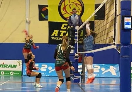 Remate de una jugadora atarfeña (COVIRÁN CDU ATARFE) Remate de una jugadora atarfeña (COVIRÁN CDU ATARFE)