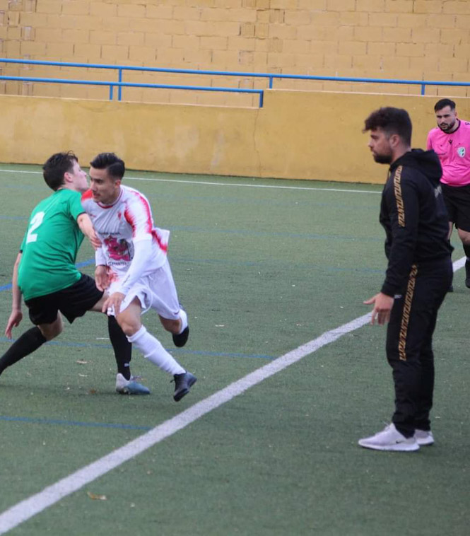 Alberto Chacón durante el partido de su equipo ante el Alhendín (GUADIX CF) 