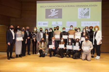 Foto de familia de los becados (FUNDACIÓN CAJA RURAL) Foto de familia de los becados (FUNDACIÓN CAJA RURAL)