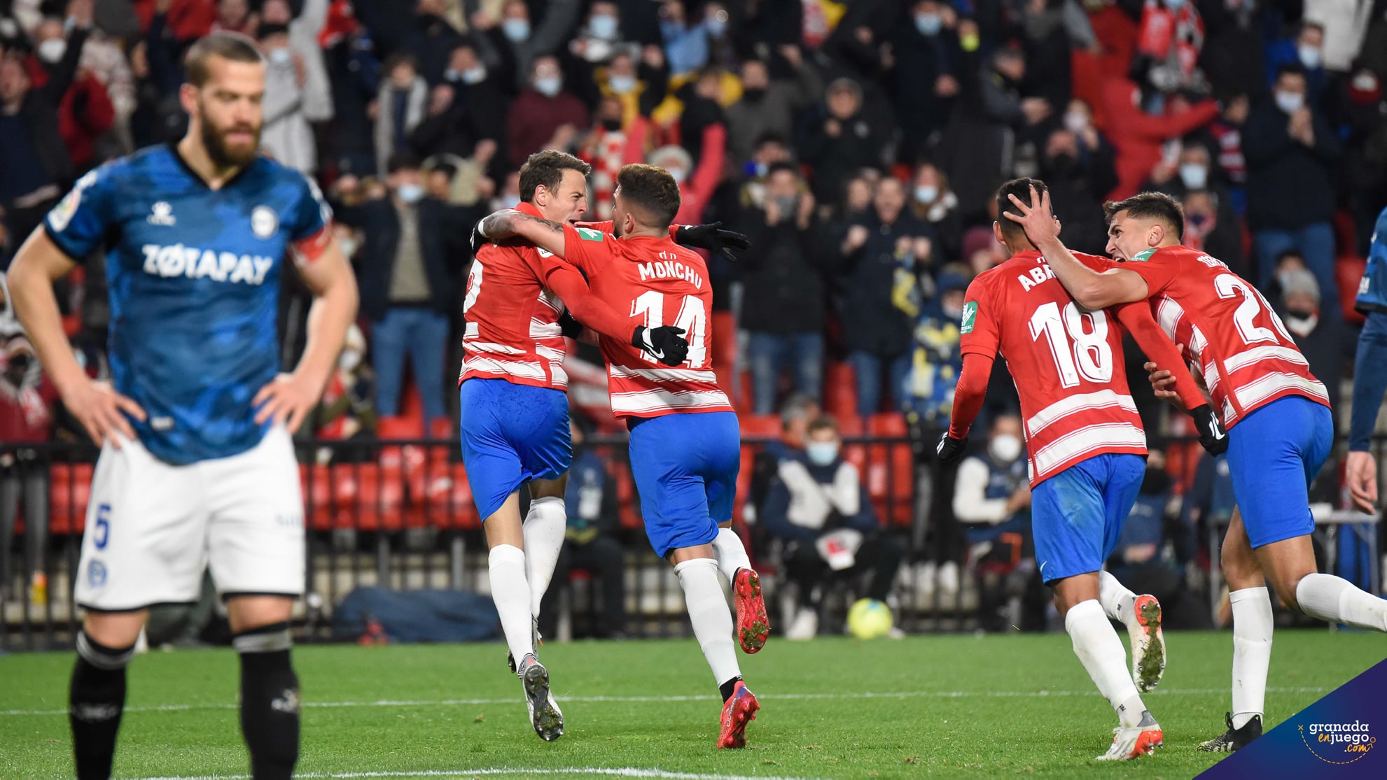 Celebración del gol de Arias ante el Alavés, en el que de desató el júbilo (JOSÉ M. BALDOMERO)