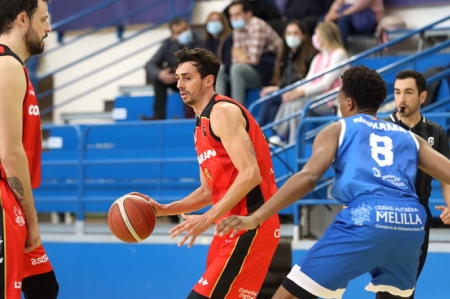 Pere Tomás recibe el bloqueo de Edu Gatell (MELILLA BALONCESTO) 