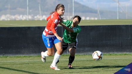 Laura Pérez, que dio la victoria al Granada en el último minuto, durante un lance del partido ante el Cacereño (JOSÉ M. BALDOMERO) Laura Pérez, que dio la victoria al Granada en el último minuto, durante un lance del partido ante el Cacereño (JOSÉ M. BALDOMERO)