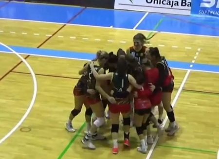Las jugadoras atarfeñas celebran el triunfo en pista almeriense (CDU ATARFE) Las jugadoras atarfeñas celebran el triunfo en pista almeriense (CDU ATARFE)